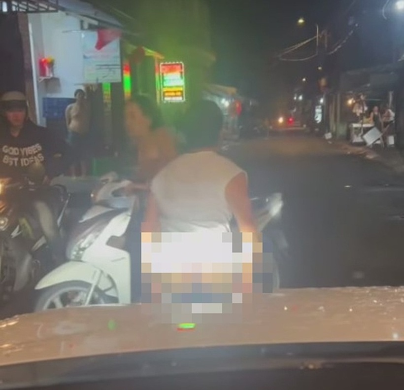 Người đàn ông sau đó có nhiều hành động "lạ", khiếm nhã, khiêu khích tài xế như tụt quần, đi vệ sinh trước đầu xe... Ảnh: Báo Tuổi trẻ.