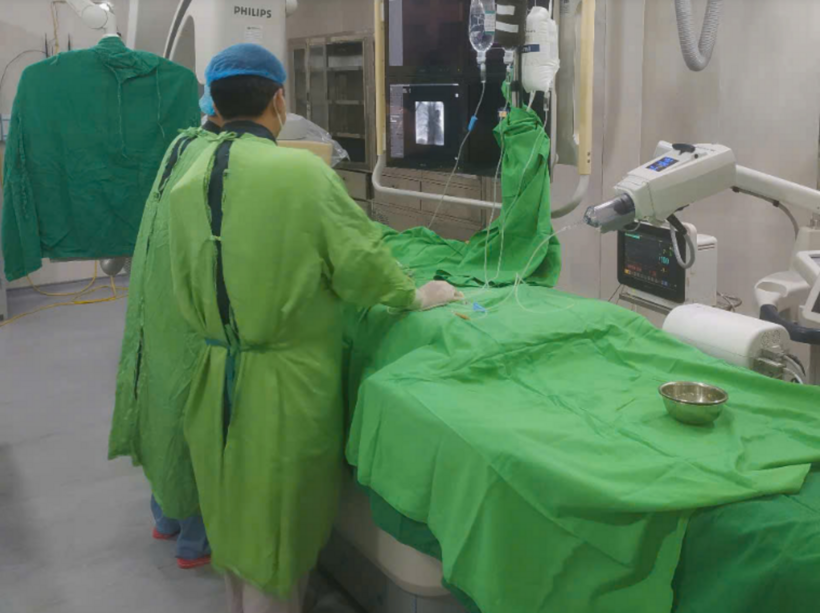 Các bác sĩ can thiệp cấp cứu bệnh nhân. Ảnh: VietNamNet.