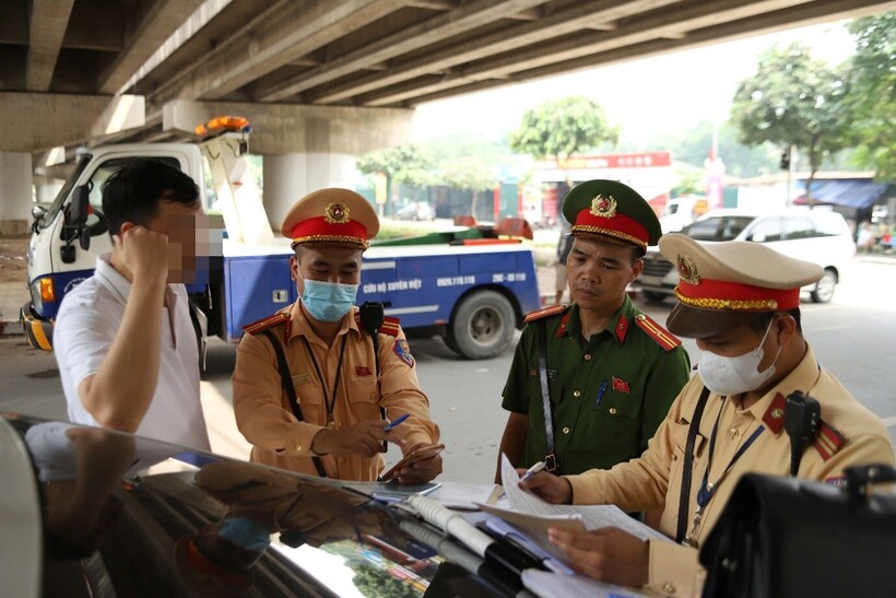 Lực lượng chức năng đã tiến hành kiểm tra và lập biên bản xử lý toàn bộ các phương tiện vi phạm.