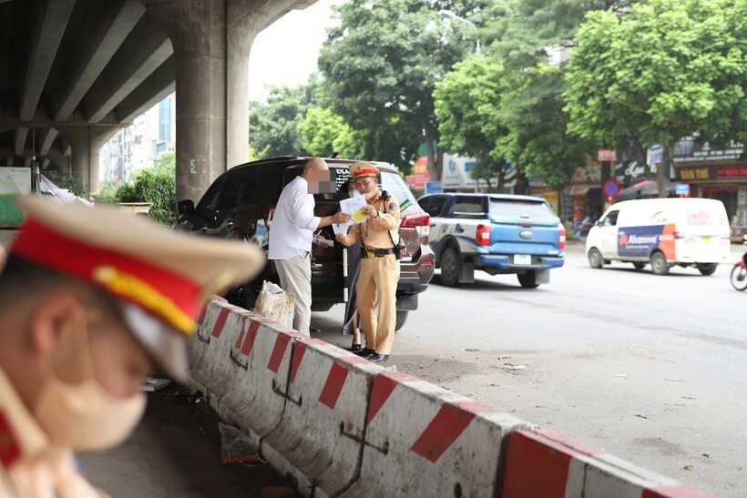 Lực lượng chức năng xử phạt hàng loạt ô tô dừng đỗ bên dưới đường Vành đai 3 trên cao.