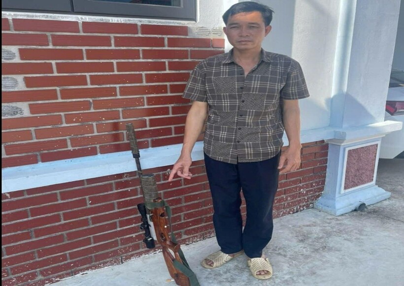 Đối tượng Hoàng Văn Nghệ và tang vật. Ảnh: Công an tỉnh Bắc Ninh.