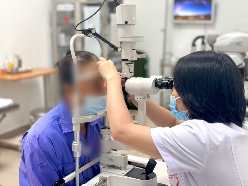 Bệnh nhân được các bác sĩ thăm khám. Ảnh: Hà Nội mới