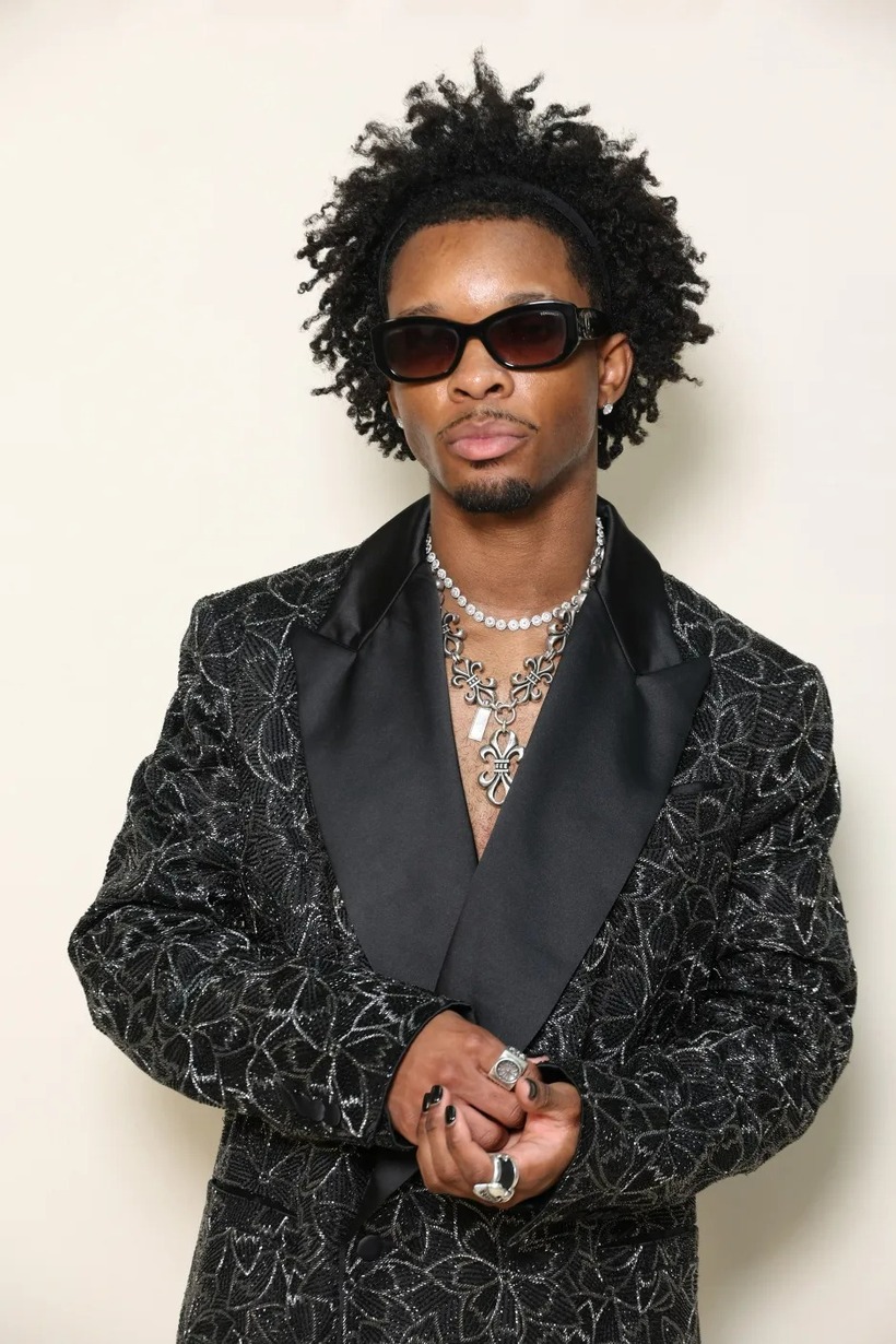 D4VD tham dự buổi trình diễn Amiri Menswear Xuân/Hè 2026 tại Tuần lễ thời trang Paris. Ảnh: The Sun.