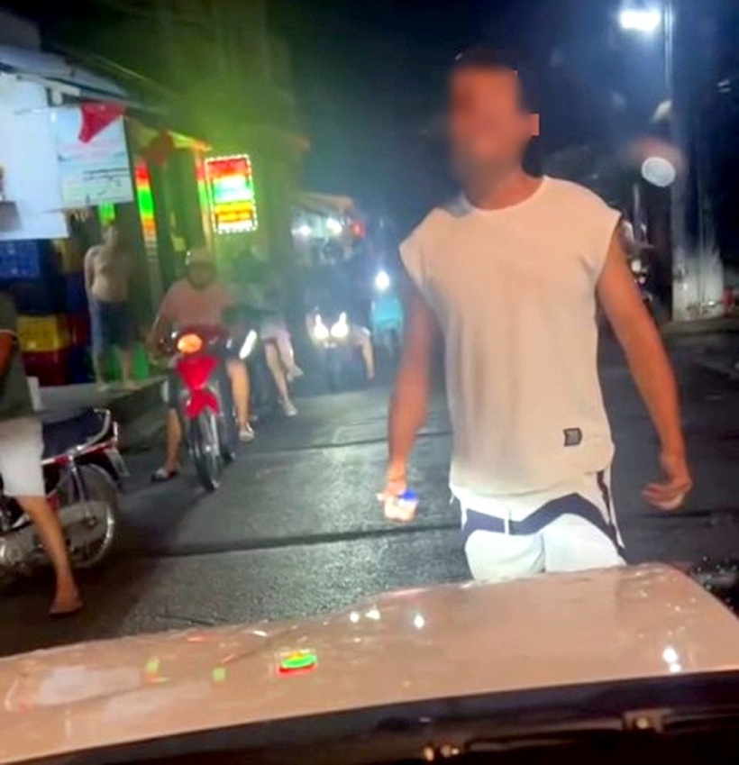 Người đàn ông có hành động khiêu khích tài xế ô tô. Ảnh cắt từ clip/Tuổi Trẻ
