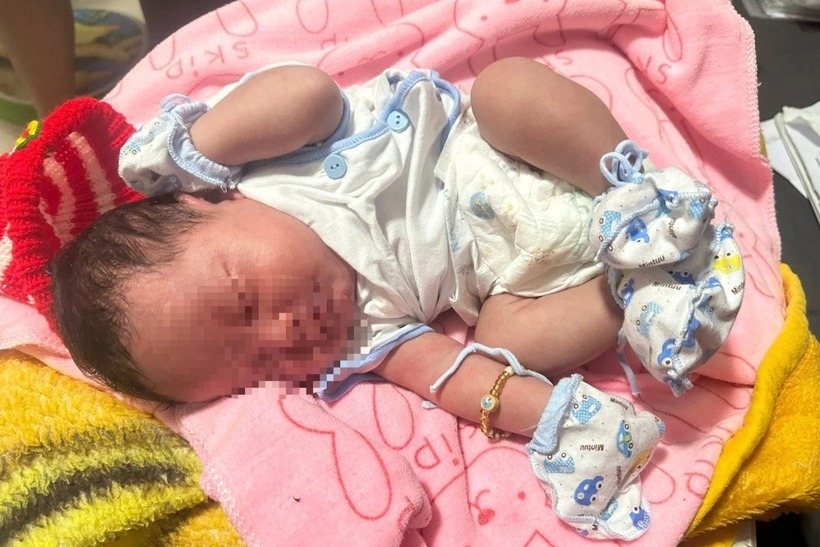 Bé trai sơ sinh bị bỏ rơi trước cửa nhà người dân tại thành phố Huế. (Ảnh: Dân trí)