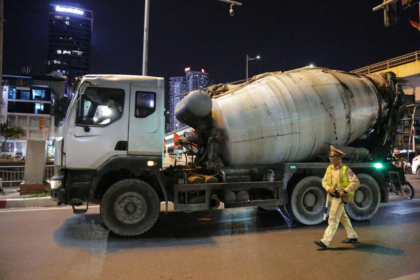 Hàng loạt xe tải, xe bồn vi phạm giao thông.