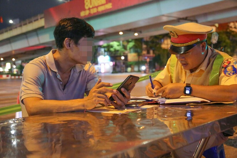 Lực lượng chức năng tiến hành xử phạt các trường hợp vi phạm.