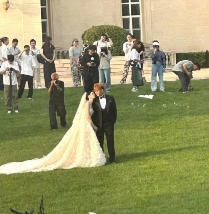 Hậu trường chụp ảnh cưới của Hoàng Tử Thao và Từ Nghệ Dương.