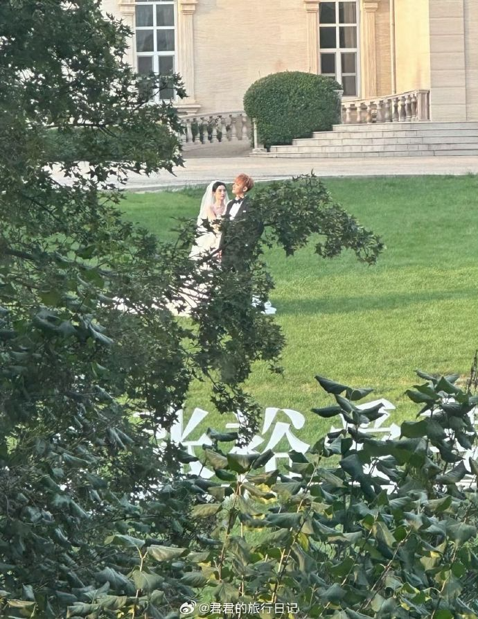 Lộ hậu trường chụp ảnh cưới cho hôn lễ thế kỷ của cặp đôi "chủ tịch - nàng thơ"  - 1