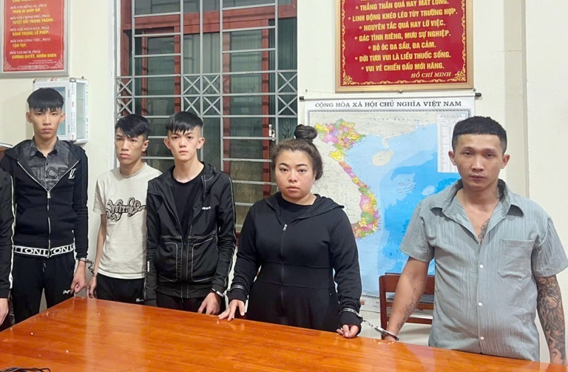 Các đối tượng trong vụ án do Nguyễn Thị Thanh Huệ (nữ, áo đen) cầm đầu. Ảnh: Công an Nhân dân