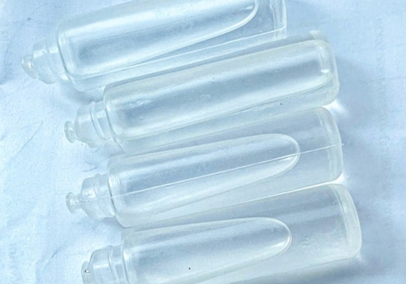 Gia đình mang theo ống thuốc chuột màu trắng mà trẻ đã uống nhầm đến bệnh viện.  Ảnh: Người Lao Động.