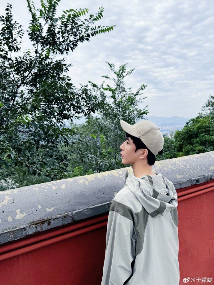 Cư dân mạng không khỏi tiếc thương, xót xa trước khoảnh khắc lộ diện hiếm hoi lúc cuối đời của Vu Mông Lung.