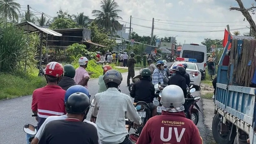 Giao thông qua khu vực ùn ứ. Ảnh: Pháp luật TP.HCM