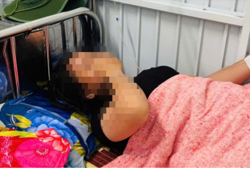 Một trong số 5 em sinh viên nghi bị ngộ độc thực phẩm. Ảnh: VietNamNet.