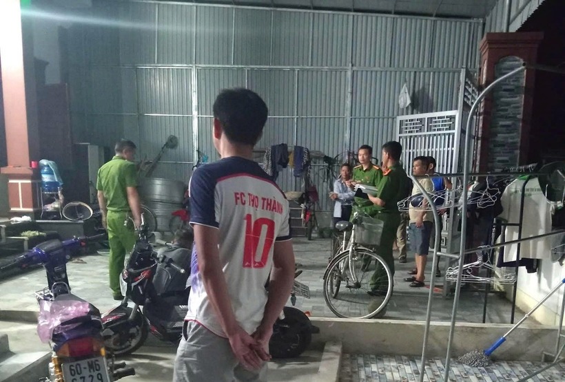 Lực lượng chức năng khám nghiệm hiện trường vụ án mạng tại gia đình ông Sáu. (Ảnh: Dân trí)