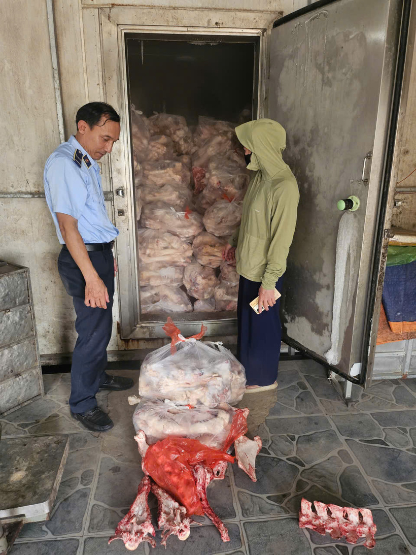 QLTT Hà Nội: Phát hiện 3,5 tấn xương bò không rõ nguồn gốc, xuất xứ - 1