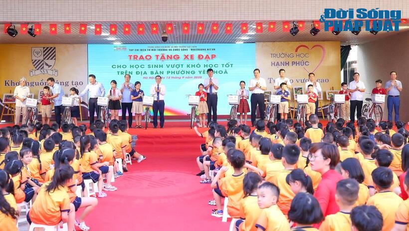 Ban tổ chức đã trao tặng 10 chiếc xe đạp từ Quỹ Vì môi trường của Tạp chí cho những học sinh có hoàn cảnh khó khăn.