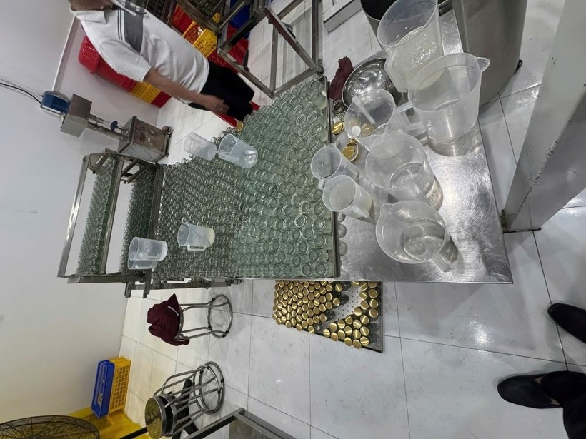 Sửng sốt chứng kiến bên trong "tổng kho" sản xuất nước yến giả tại Đà Nẵng - 8