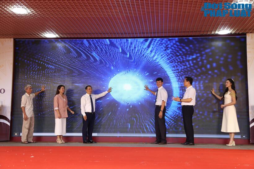 Các đại biểu thực hiện nghi thức bấm nút chính thức phát động Cuộc thi vẽ tranh bảo vệ môi trường trong học đường lần thứ hai với chủ đề "Sân trường mơ ước của em".