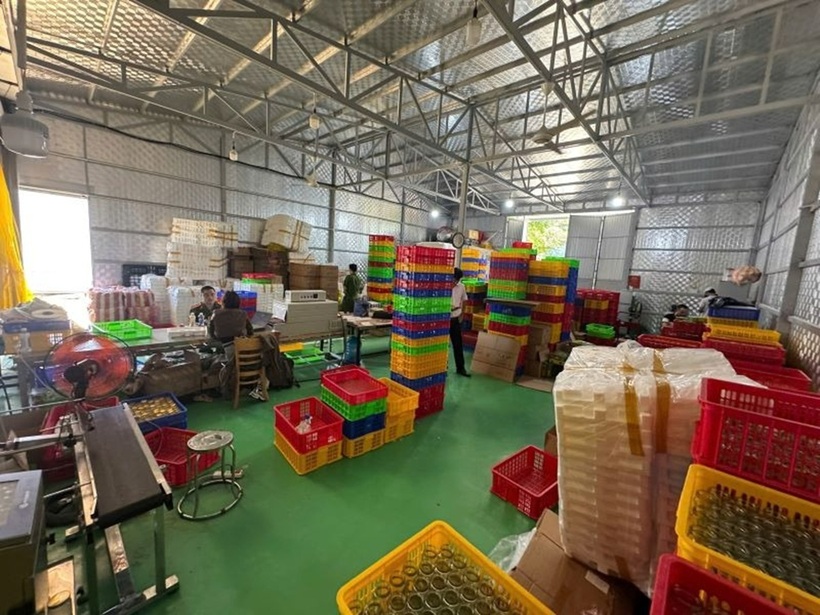 Khám xét khẩn cấp xưởng sản xuất của Công ty trách nhiệm hữu hạn Vannest tại Khu dân cư và chợ Điện Dương, phường Điện Bàn Đông, lực lượng công an thu giữ gần 38.000 lọ nước yến thành phẩm thuộc 15 loại khác nhau, theo báo Lao động.