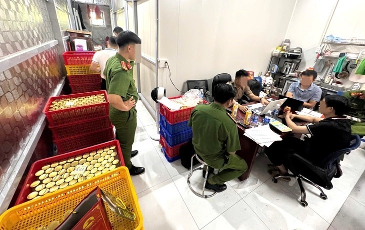 Từ tháng 1/2024 đến giữa tháng 6/2025, một số lô hàng vẫn được các công ty của Trường sản xuất bằng yến thật nhưng với số lượng rất ít. Tuy nhiên, từ ngày 24/6/2025, Trường chỉ đạo cấp dưới không sử dụng yến thật làm nguyên liệu nữa mà toàn bộ nguyên liệu đều là hàng giả.