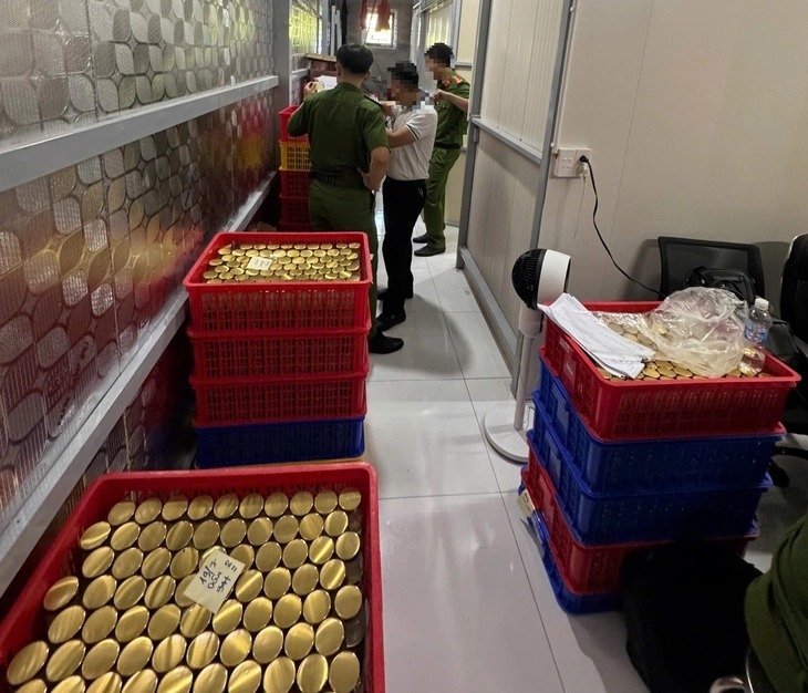 Toàn bộ quy trình sản xuất, từ pha chế nguyên liệu, chiết yến vào lọ, dán nhãn, đóng gói... đều do hai người này trực tiếp làm.