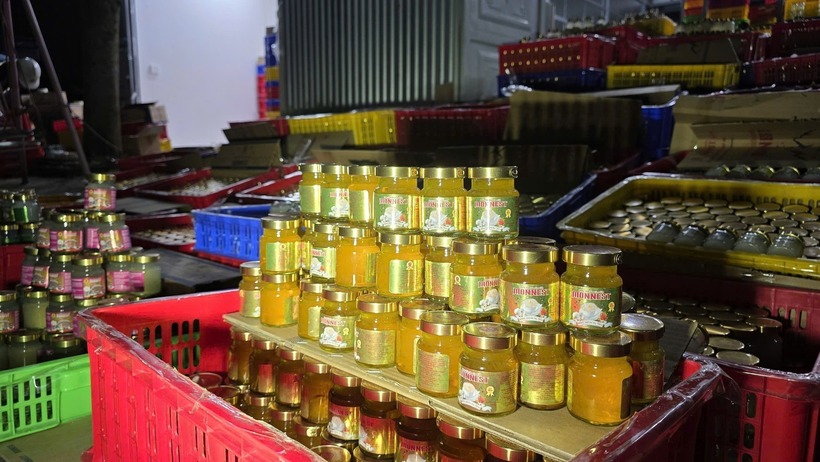 Trong quá trình sản xuất, thay vì sử dụng nguyên liệu yến thật, Trường đã chỉ đạo Châu nghiên cứu tạo ra sợi yến giả, có hình dạng như thật.