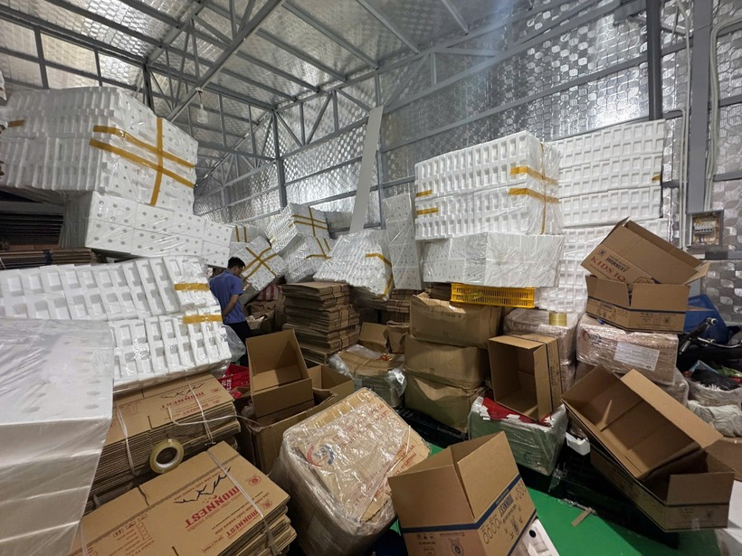 Sửng sốt chứng kiến bên trong "tổng kho" sản xuất nước yến giả tại Đà Nẵng - 11