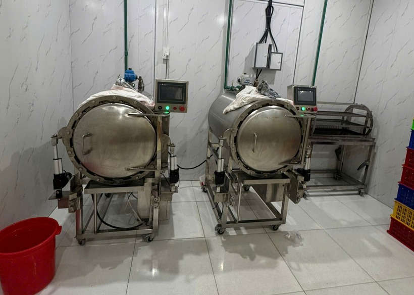 Hệ thống máy móc bên trong nhà xưởng được các đối tượng sử dụng để sản xuất nước yến giả