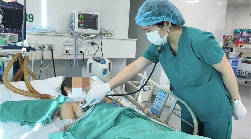 Gia đình đã xin đưa cháu về chăm sóc tại gia đình sau khi có kết quả bé mắc bệnh dại. Ảnh: BVCC