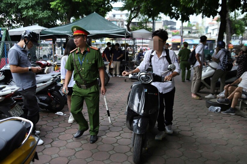 Đa số vi phạm là học sinh không đội mũ bảo hiểm.