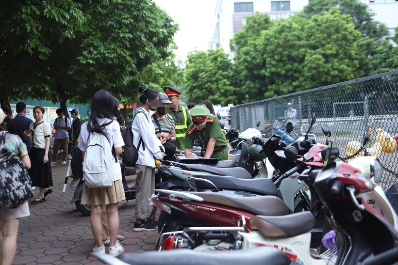 Nhiều phương tiện của cả học sinh và phụ huynh đã bị tạm giữ do không xuất trình được các loại giấy tờ cần thiết theo quy định.