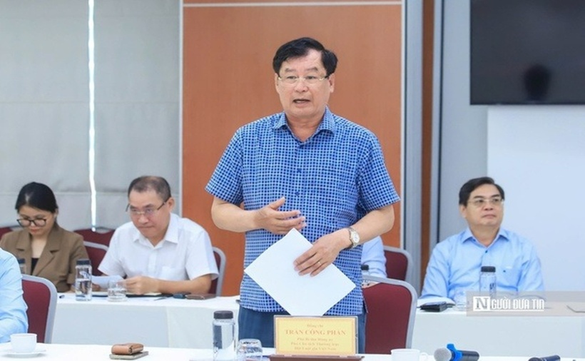 TS. Trần Công Phàn - Phó Bí thư Đảng ủy, Phó Chủ tịch Thường trực Hội Luật gia Việt Nam phát biểu tại buổi làm việc.