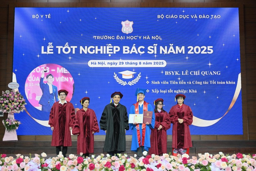 Lê Chí Quang trong lễ tốt nghiệp bác sĩ năm 2025.