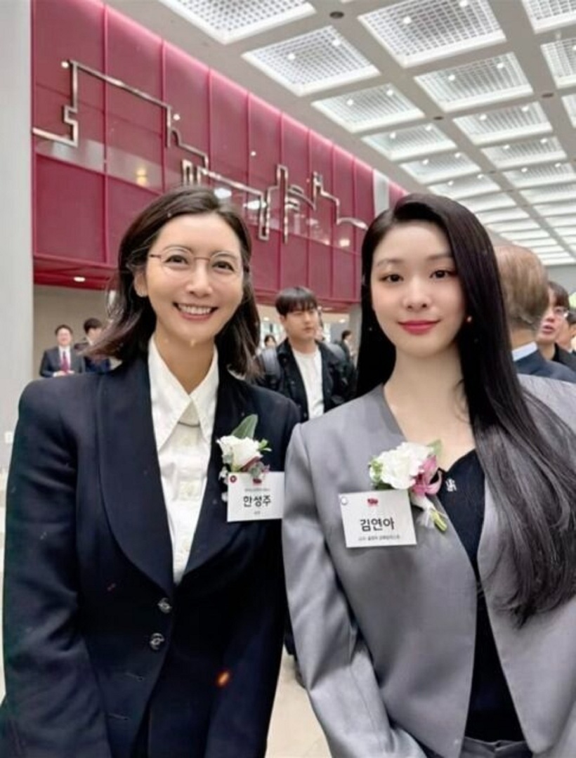 Han Sung Joo (trái) và Kim Yuna trong một hoạt động gần đây.