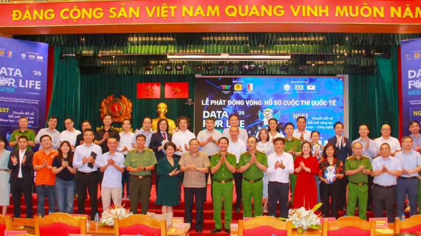 Các đại biểu tại buổi lễ công bố.