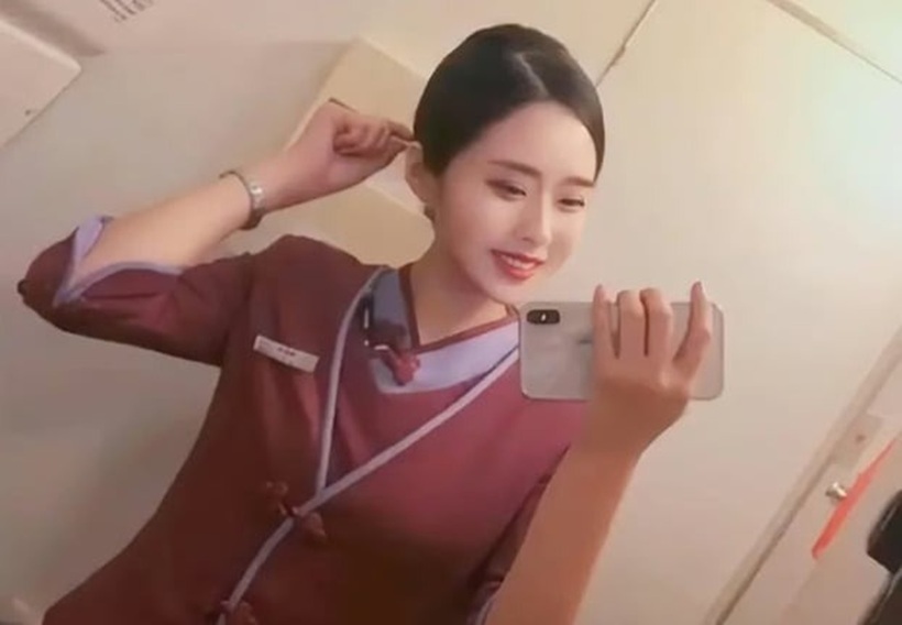 Nữ tiếp viên hàng không xinh đẹp bỏ phố về quê, về quê lội bùn nuôi heo, 2 tháng bỏ túi gần 700 triệu. Ảnh: Sina