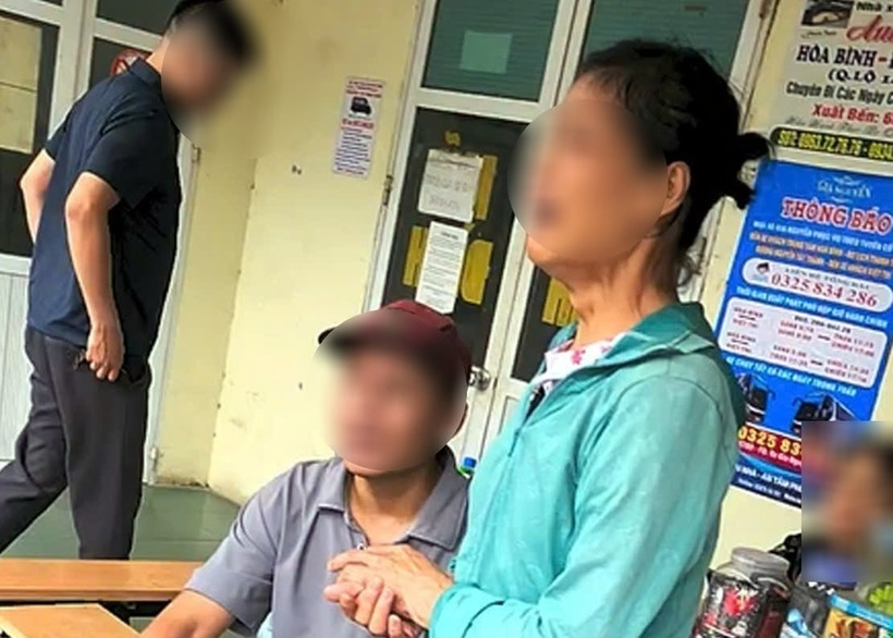 Nạn nhân òa khóc vì phải trả 2,5 triệu đồng cho quãng đường 70km. Ảnh: Dân Việt