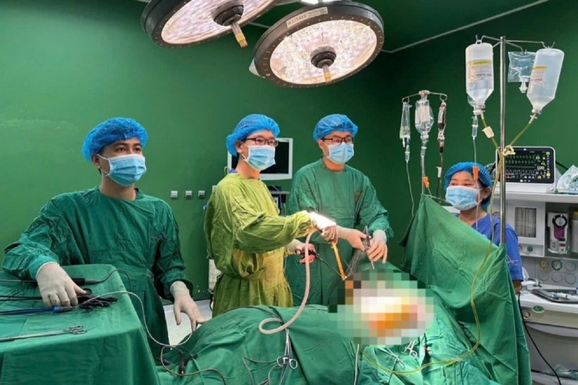 Em I. được các bác sĩ phẫu thuật khẩn cấp tại Bệnh viện Đại học Y dược - Hoàng Anh Gia Lai. Ảnh: Dân Trí