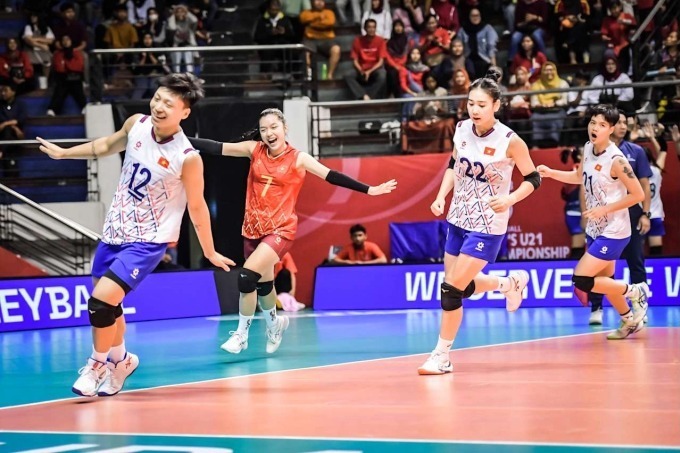 Đặng Thị Hồng (số 12) thi đấu trong trận Việt Nam thắng Indonesia 3-0 ở bảng A giải bóng chuyền nữ U21 thế giới 2025. Ảnh: World Volleyball