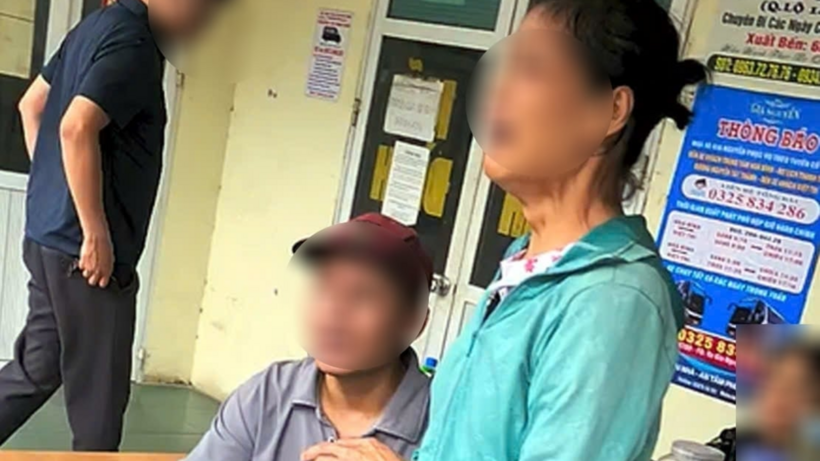 Bà Ly bật khóc khi bị thu 2,5 triệu đồng cho chuyến xe dài khoảng 70 km. (Ảnh: Chụp từ clip).