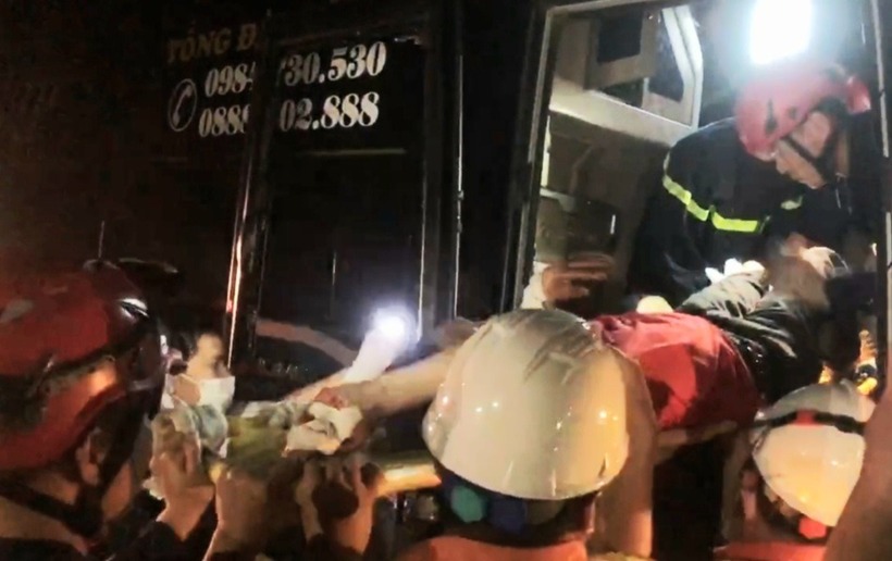 Lực lượng chức năng Đà Nẵng nỗ lực cứu hộ hành khách mắc kẹt trong xe khách sau vụ tai nạn. Ảnh: Lao động