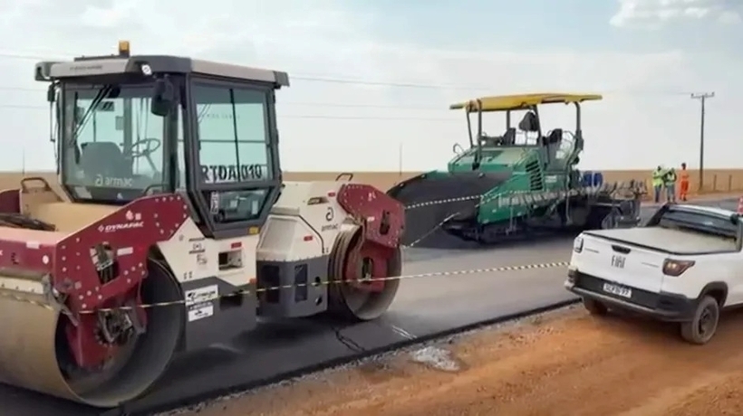 Chiếc xe lu bất ngờ mất kiểm soát khi thi công đường cao tốc. Ảnh: The Sun