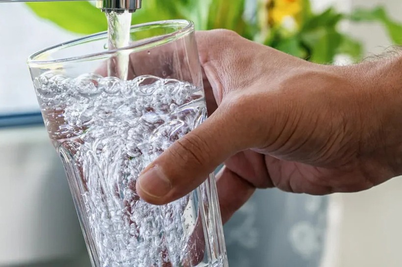 Uống đủ nước mỗi ngày có thể giúp giảm nguy cơ sỏi thận, nhiễm trùng đường tiết niệu và làm loãng nước tiểu