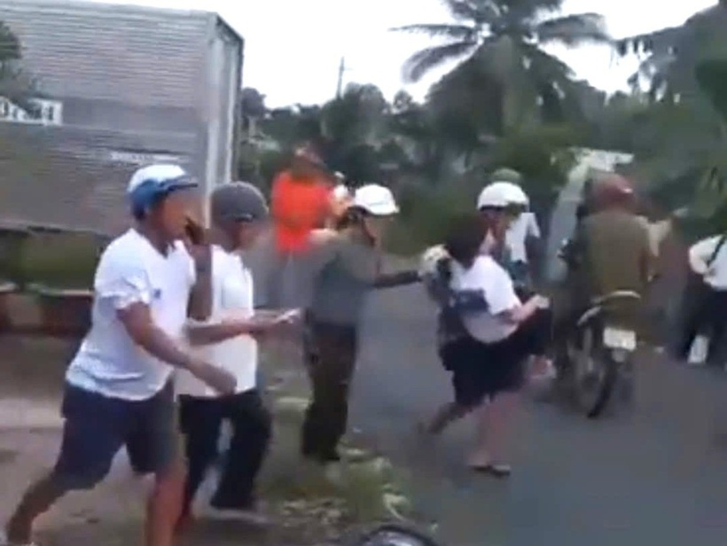 2 nữ sinh bị thương nặng, được người dân và lực lượng chức năng đưa tới bệnh viện cấp cứu. Ảnh: Vietnamnet.