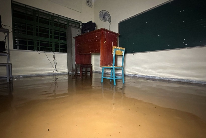 Nước sông Buông dâng cao ngập phòng học tại Trường THCS Phước Tân 1. (Ảnh: Dân trí)