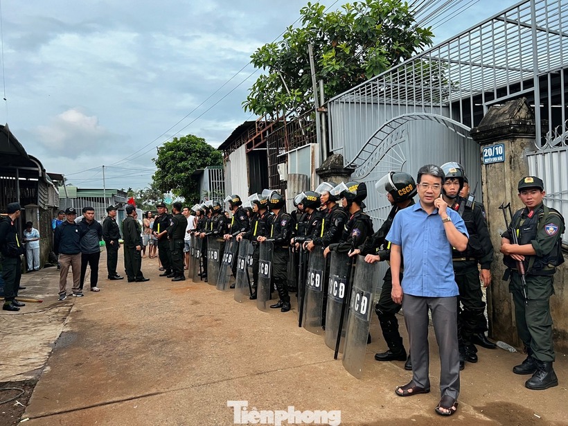 Công an tỉnh Đắk Lắk đang huy động hàng trăm cán bộ, chiến sĩ để vây bắt, vận động nghi phạm sát hại 4 người trong gia đình. Ảnh: Báo Tiền phong.