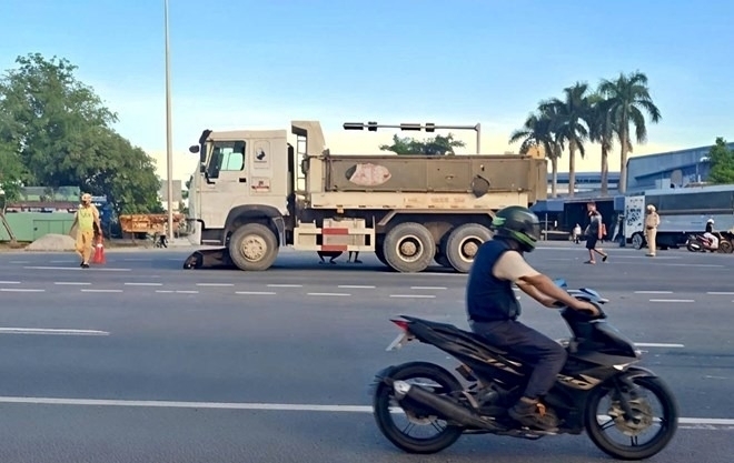 Lực lượng chức năng có mặt ở hiện trường vụ việc. Ảnh: Lao động