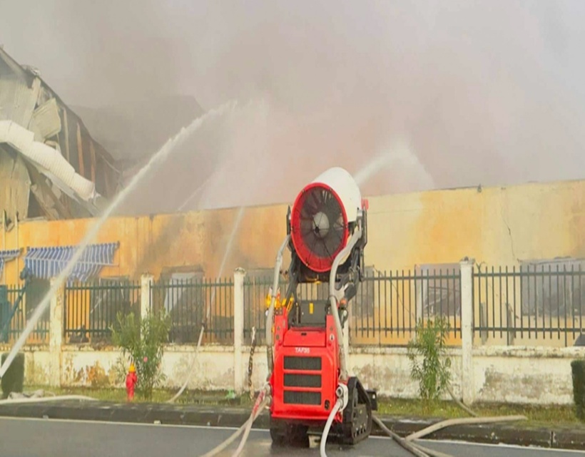 Robot chữa cháy cũng được huy động. (Ảnh: VietnamNet)