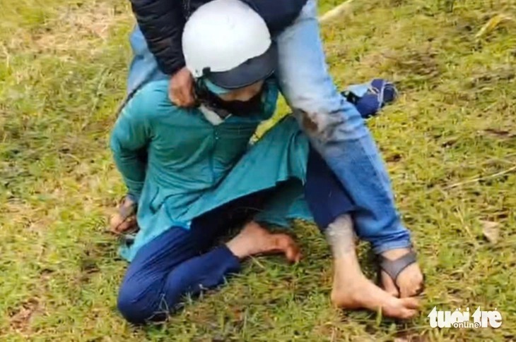 Sau khi gây án, Thuận thay quần áo dính máu, mặc áo chống nắng dạng dài của phụ nữ, đeo khẩu trang, chạy xe máy bỏ trốn. Ảnh: Báo Tuổi trẻ.